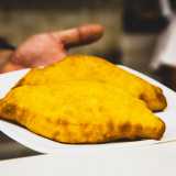 Il titolare ci mostra due panzerotti, facendoci notare come la dimensione non superi mai i 16 centimetri. �Riteniamo che sia questa la grandezza perfetta, l�ideale per non appesantire il cliente�, commenta